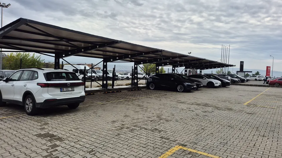 Tesla · Westpark İzmir Showroom ve Servis / Uygulama görünümü