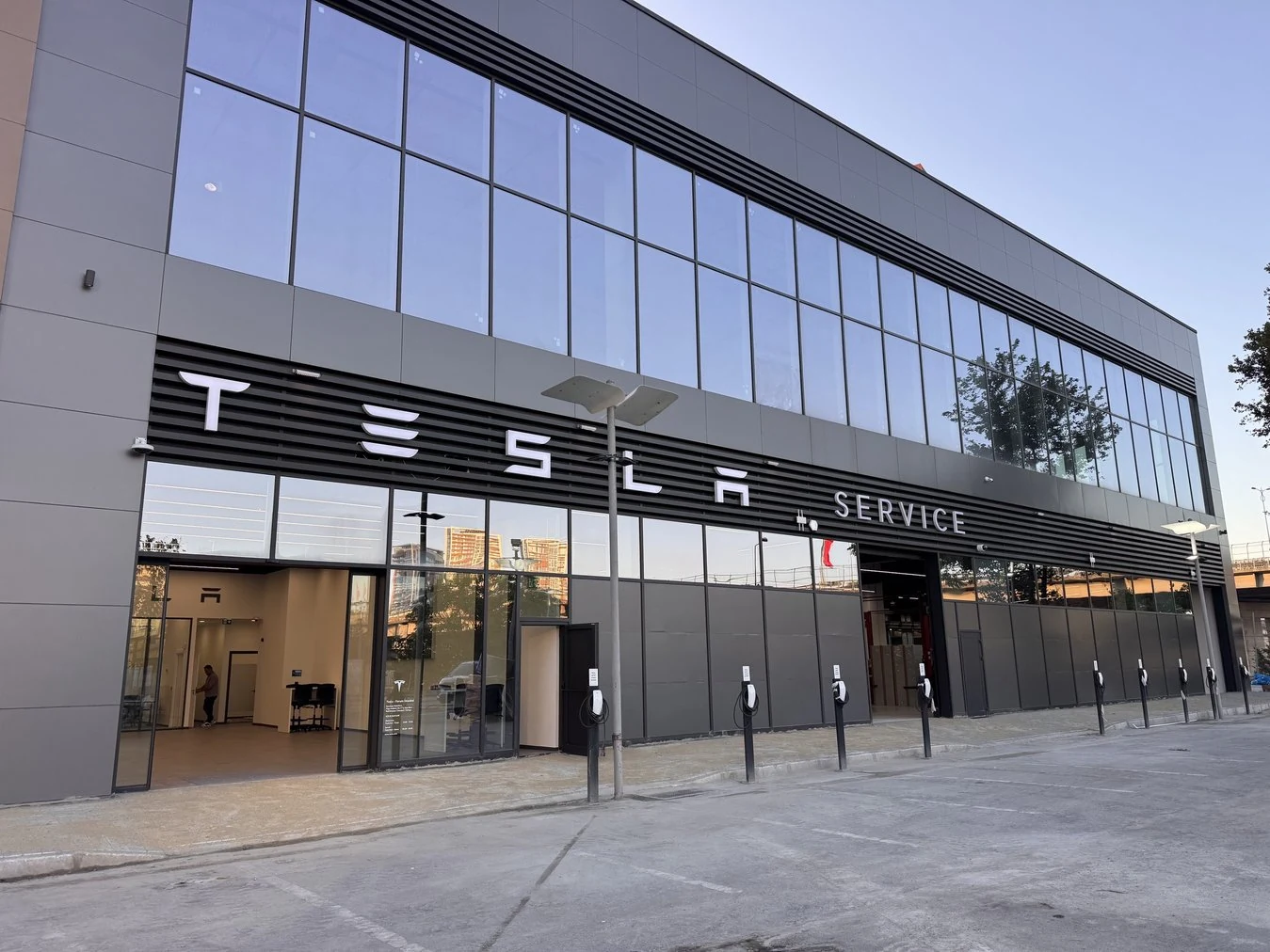Tesla Forum İstanbul showroom cephesi